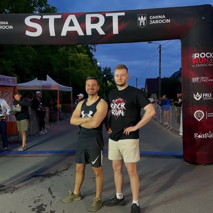 Drużyna Active Zone pod bramą startową Rock Run Jarocin