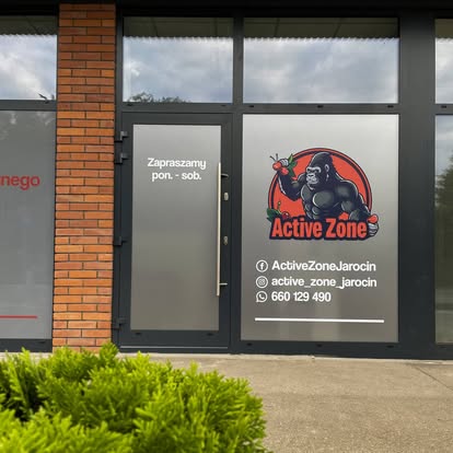 Wejście do studia Active Zone przy Poznańskiej 2 w Jarocinie z logo na witrynie